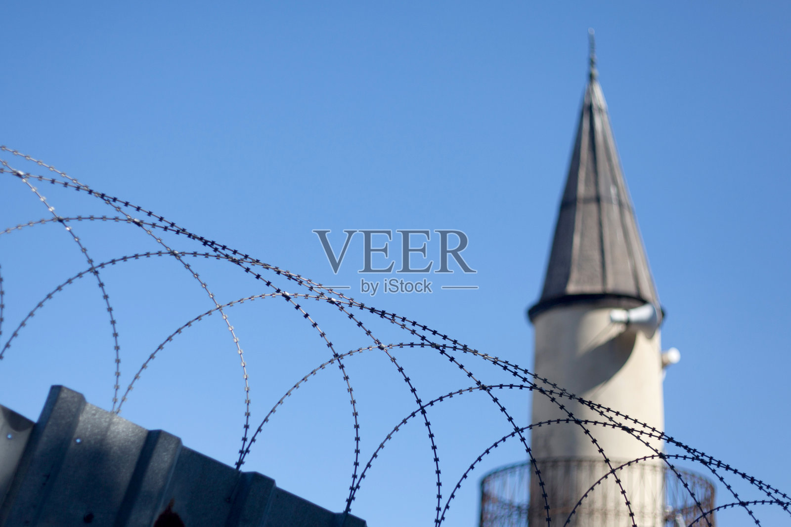 尖塔上有铁丝网照片摄影图片