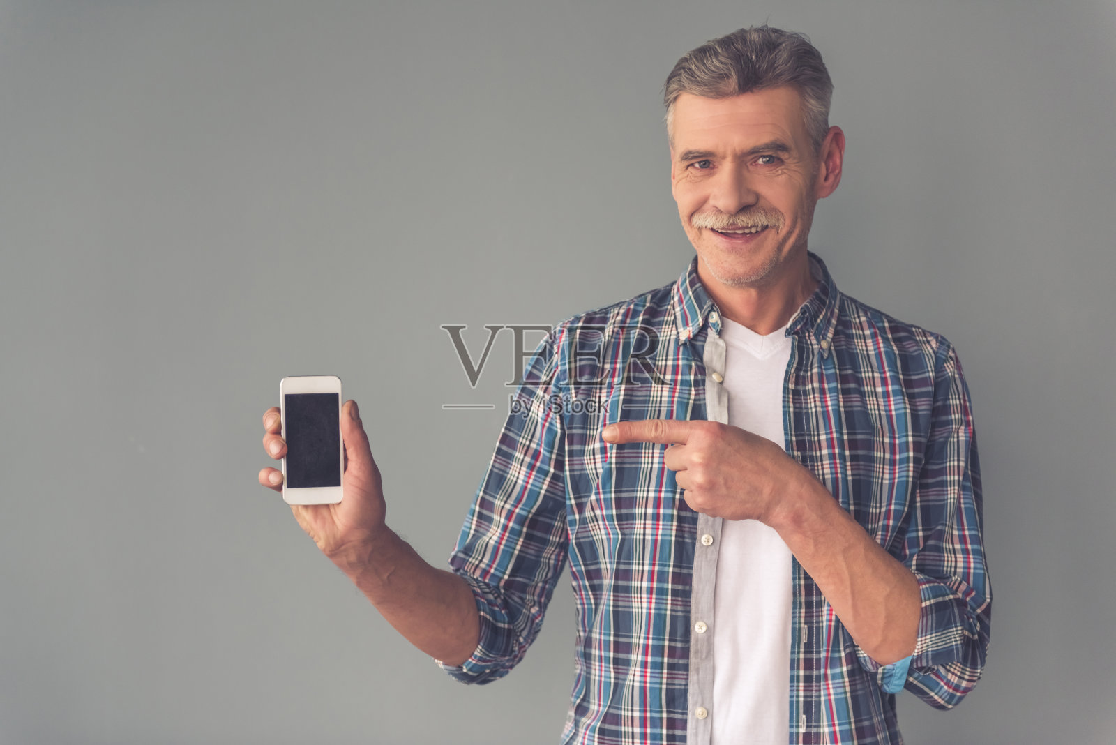 有小玩意的成熟男人照片摄影图片