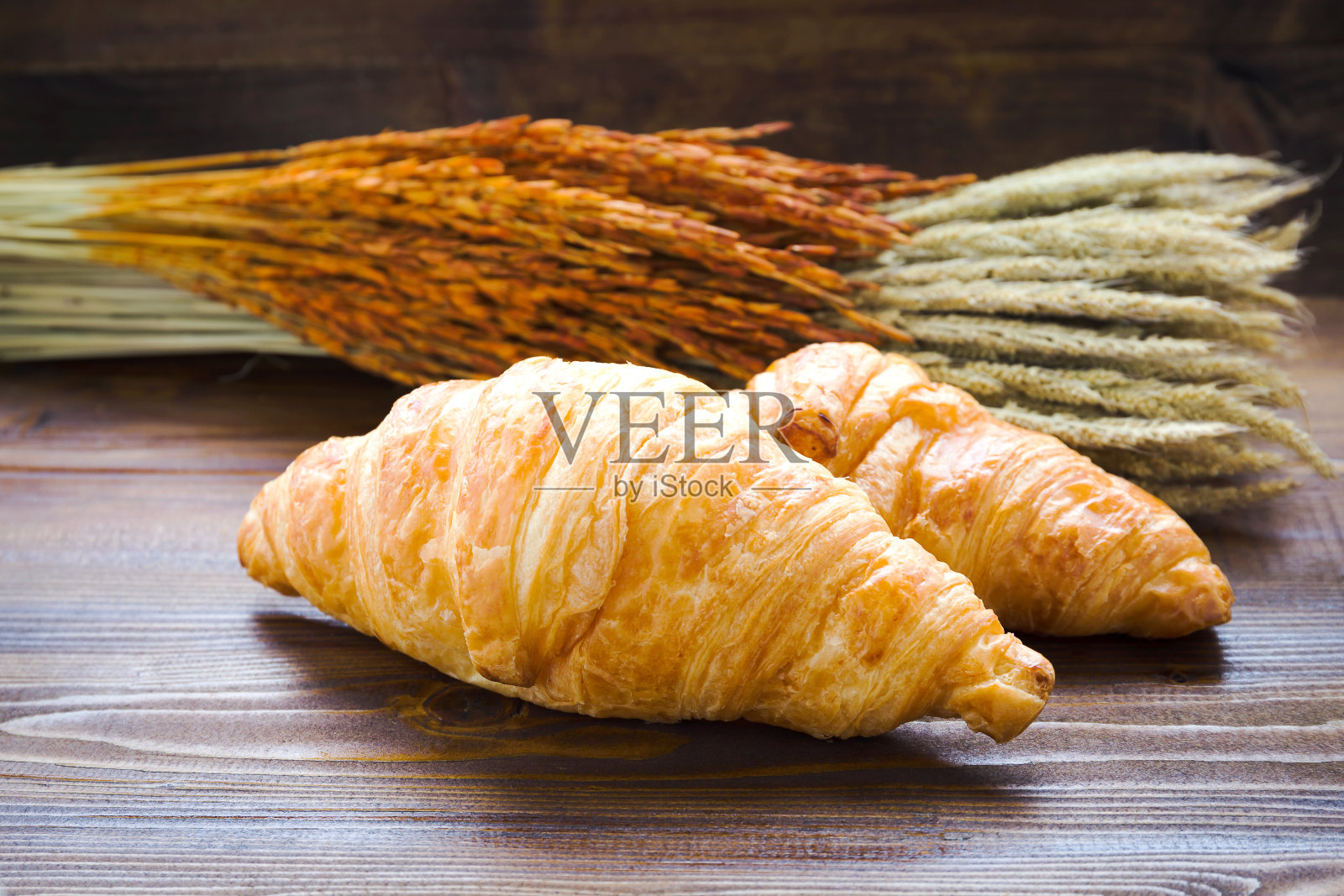 牛角面包放在木盘子上照片摄影图片