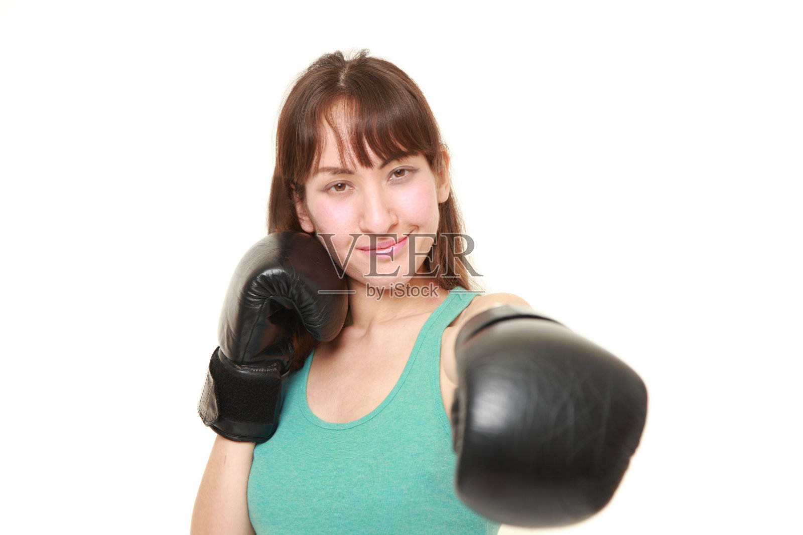 投掷左拳的女拳击手照片摄影图片