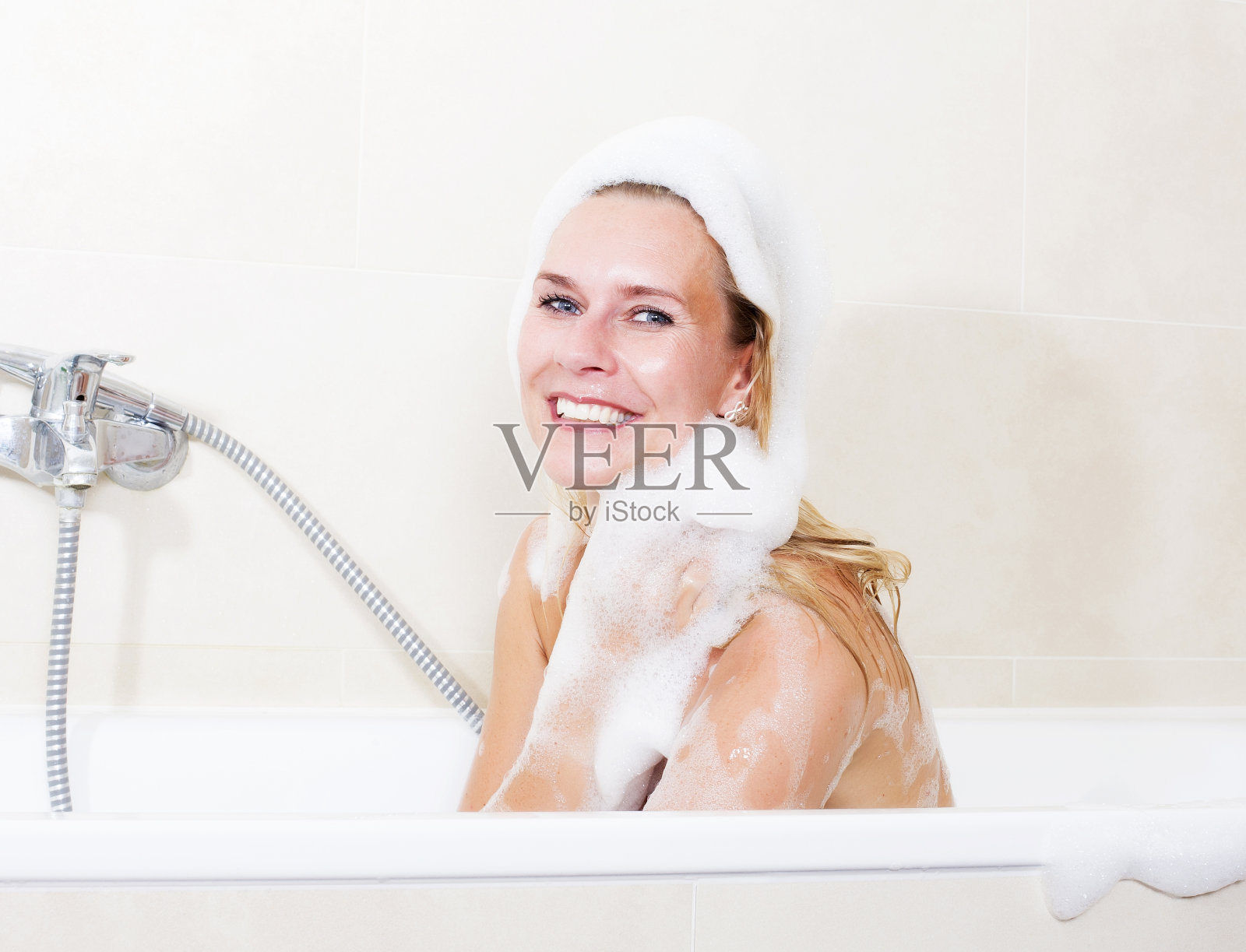 女人在浴缸里照片摄影图片