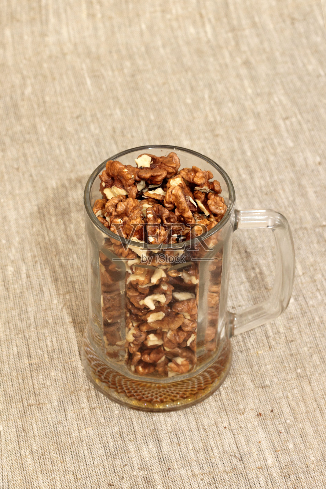 核桃仁和整个核桃照片摄影图片