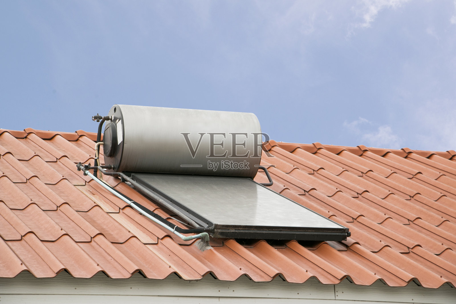 用于屋顶热水系统的太阳能电池板照片摄影图片