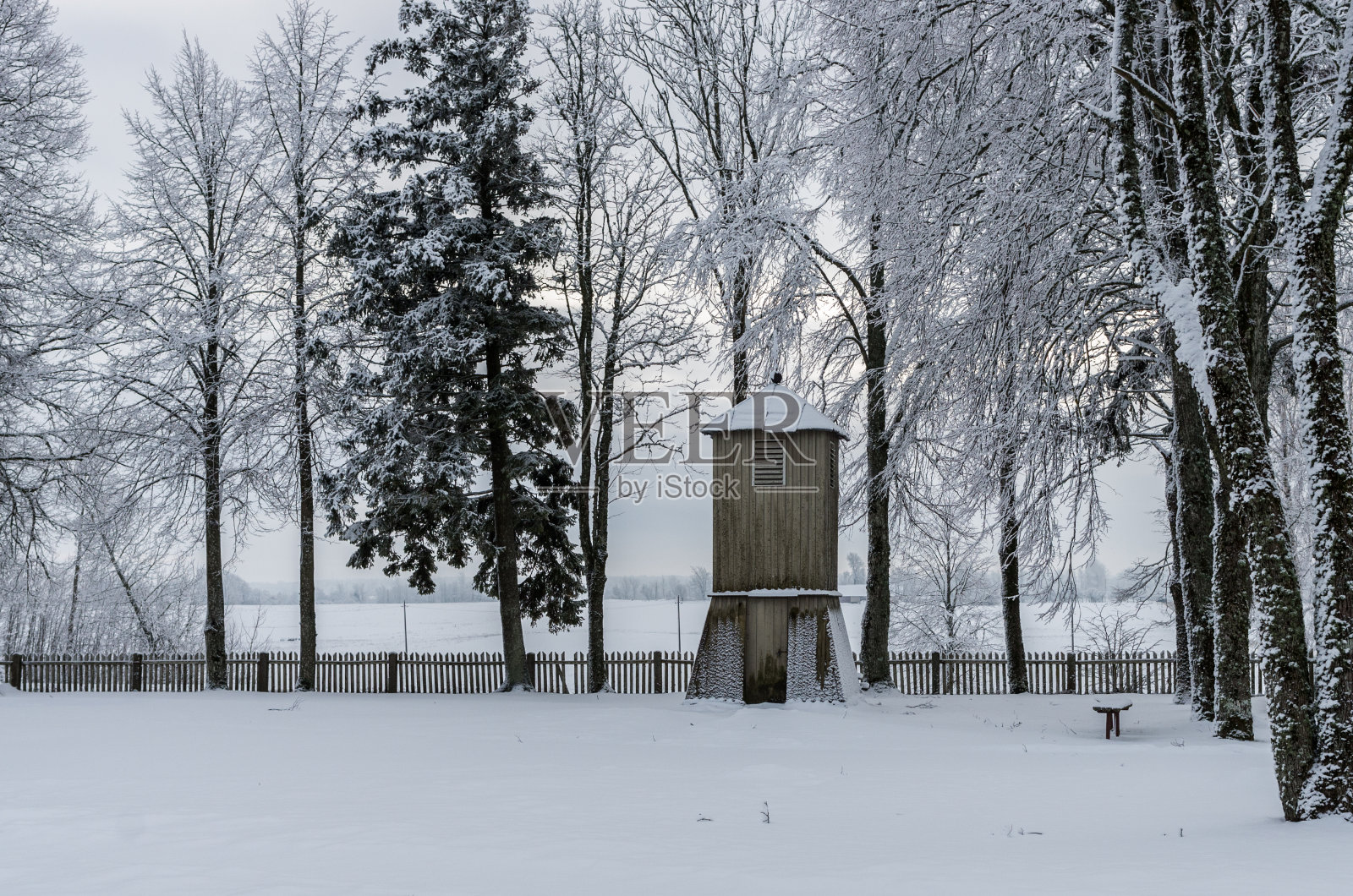 冬天的老钟楼。照片摄影图片