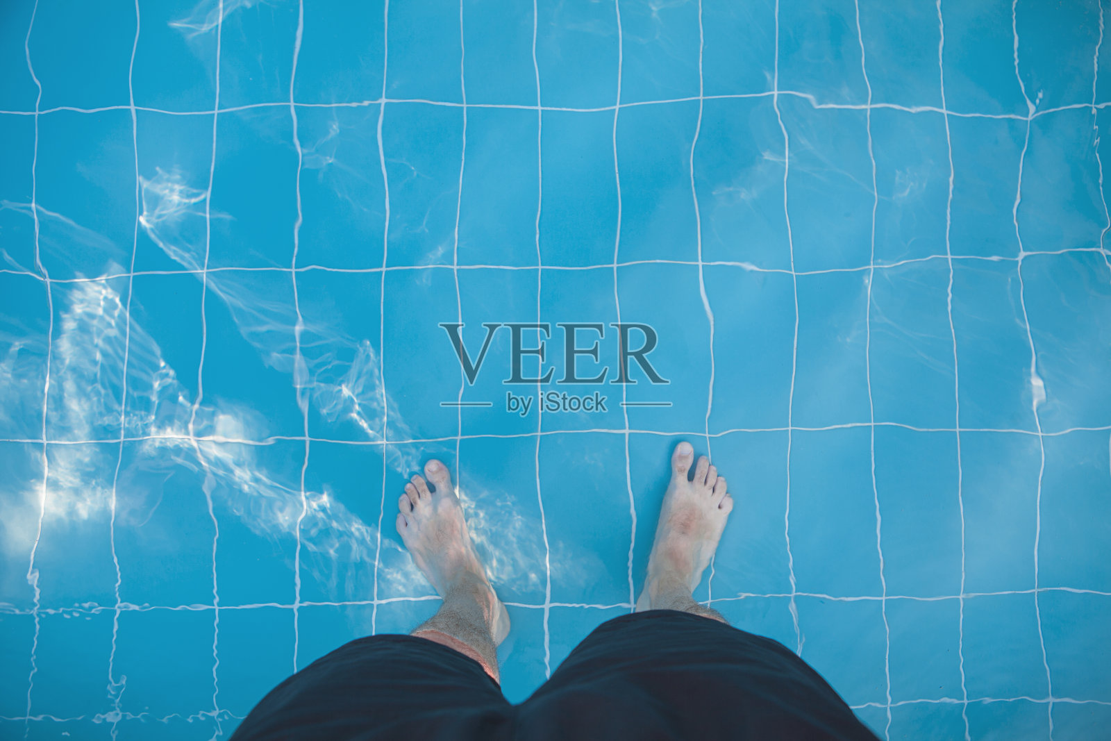 男人的脚在游泳池照片摄影图片