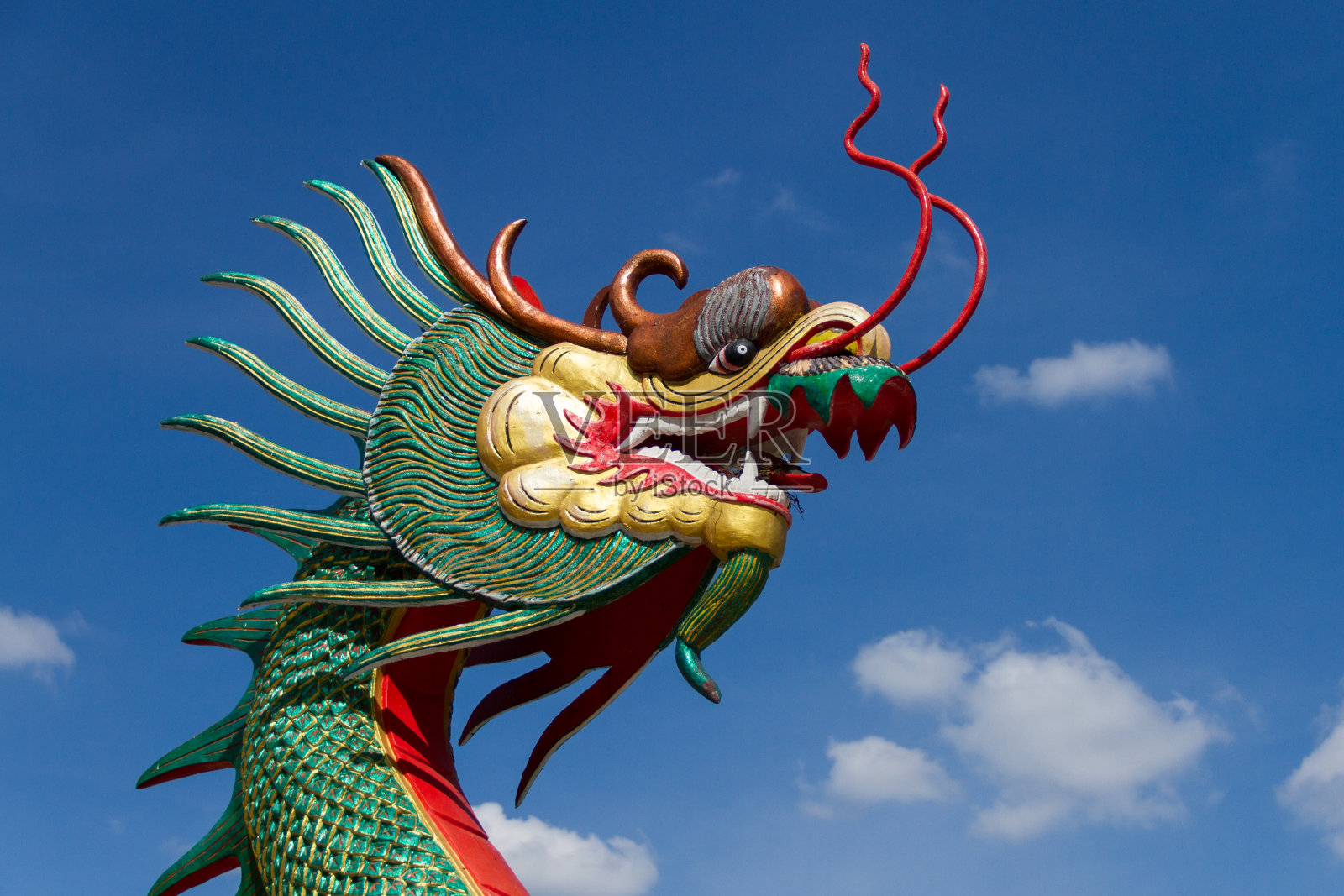 那加雕像和蓝天背景照片摄影图片