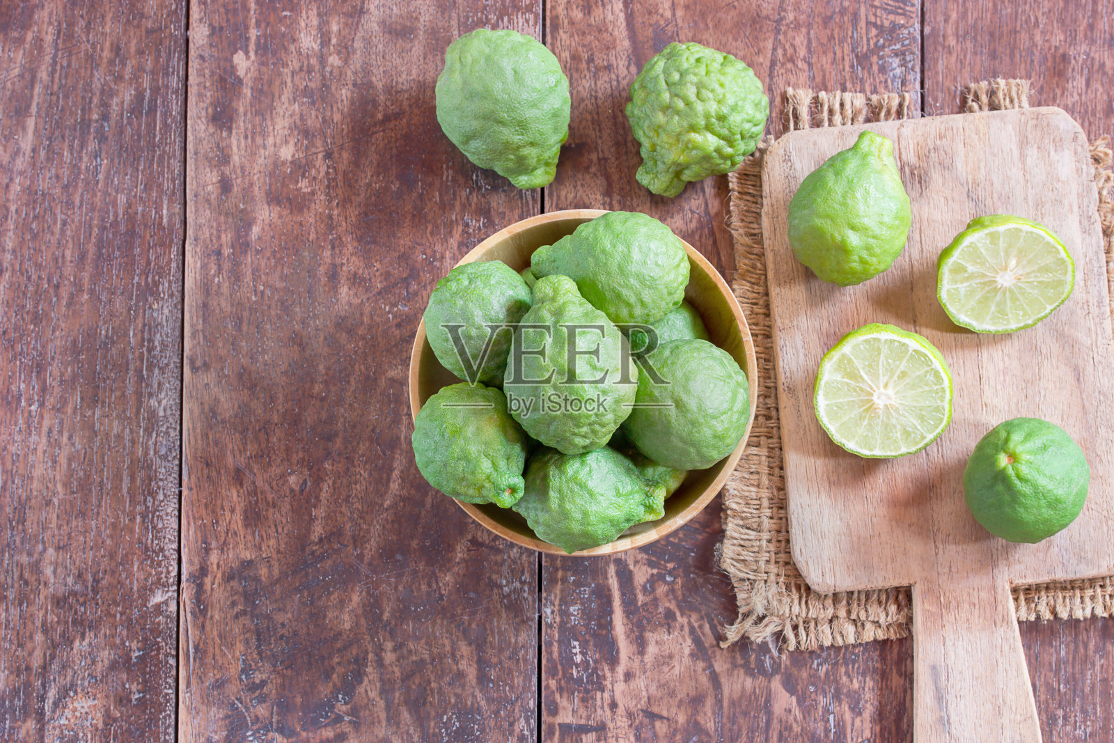 新鲜的佛手柑和佛手柑切片放在木碗里照片摄影图片