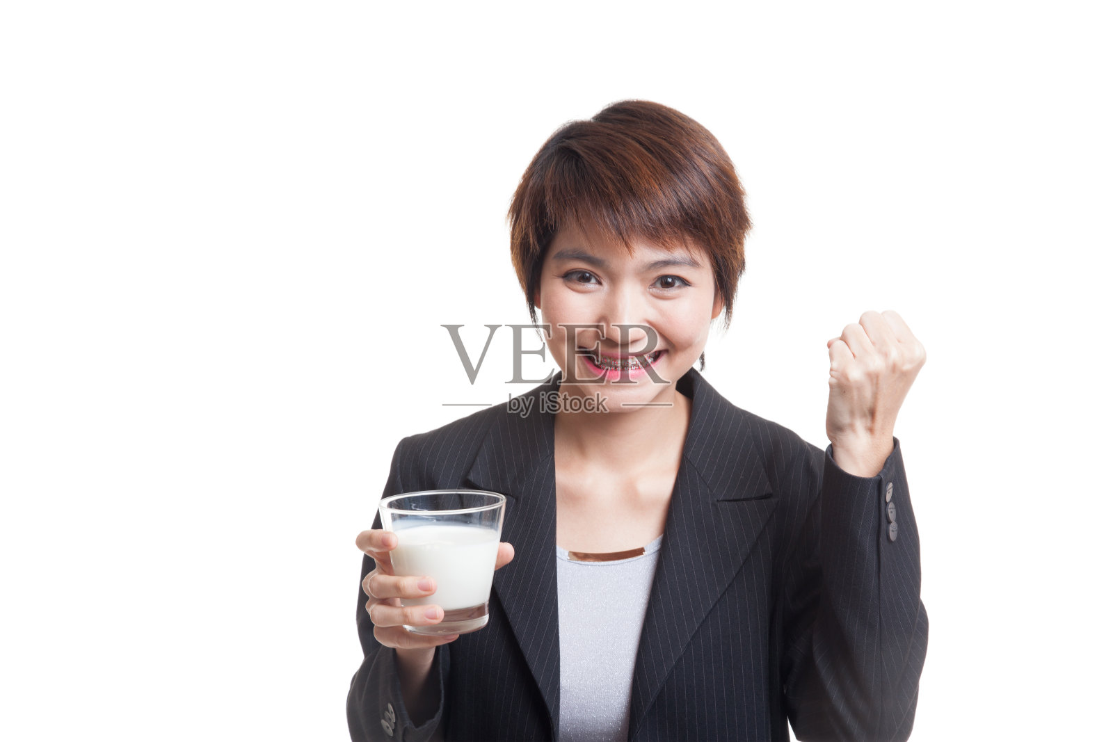 一个健康的亚洲女人喝一杯牛奶。照片摄影图片