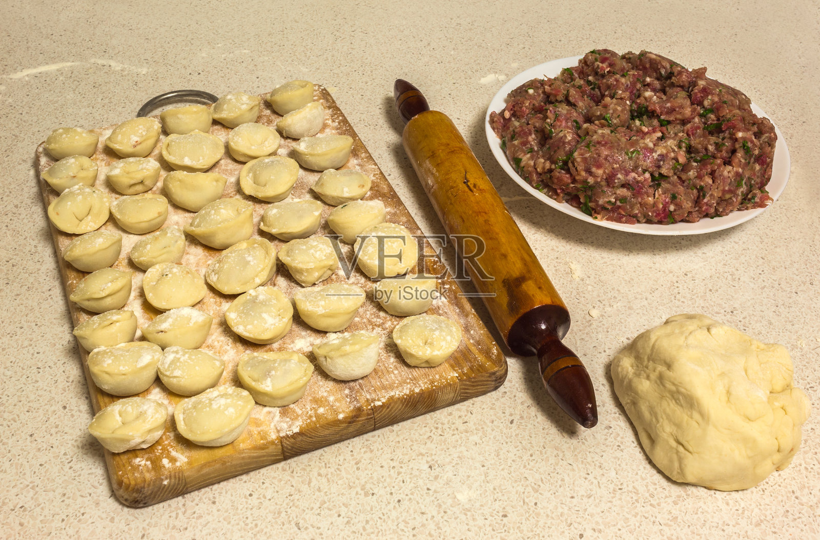 新鲜的自制馄饨放在木板上照片摄影图片