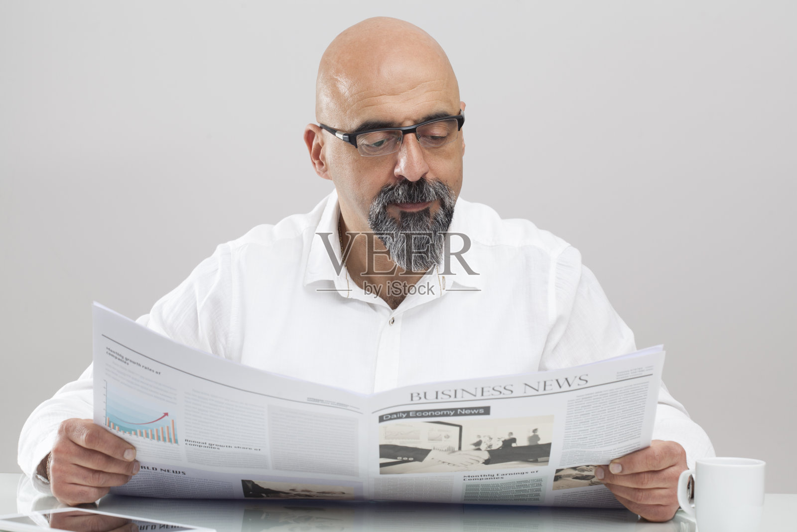 看报纸的中年男子照片摄影图片