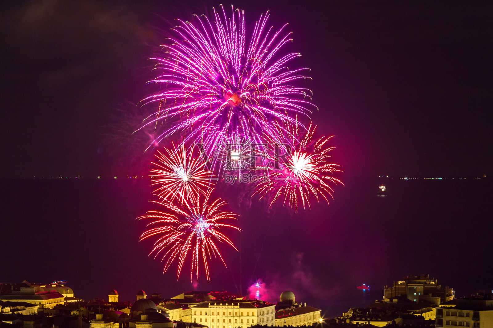 意大利的里雅斯特，美丽的烟花表演在庆祝之夜照片摄影图片