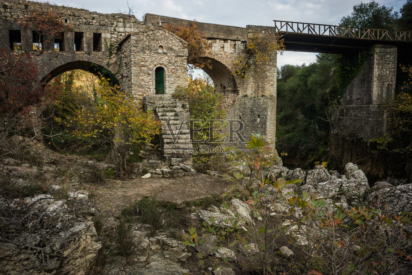 在Karytaina有新桥和老桥，还有小教堂照片摄影图片