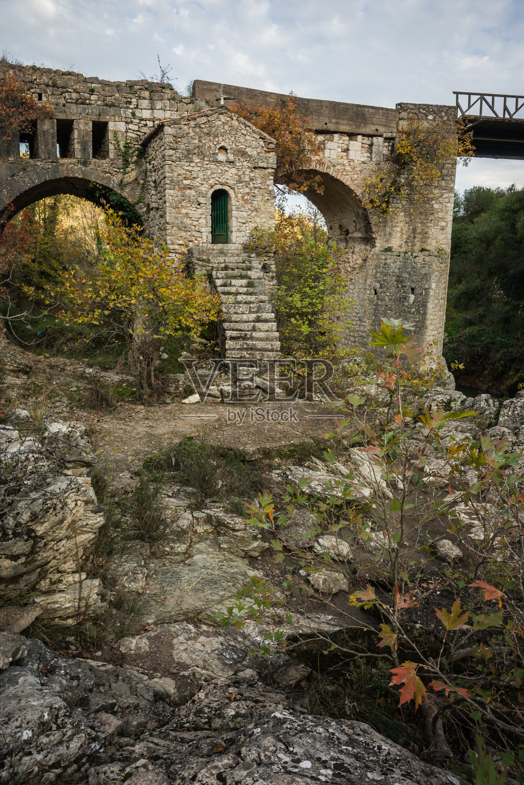 在Karytaina有新桥和老桥，还有小教堂照片摄影图片