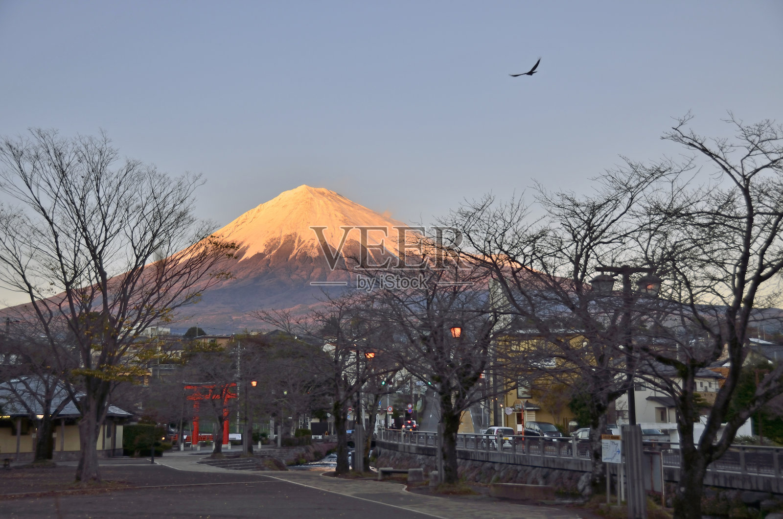 看看富士山的日落照片摄影图片
