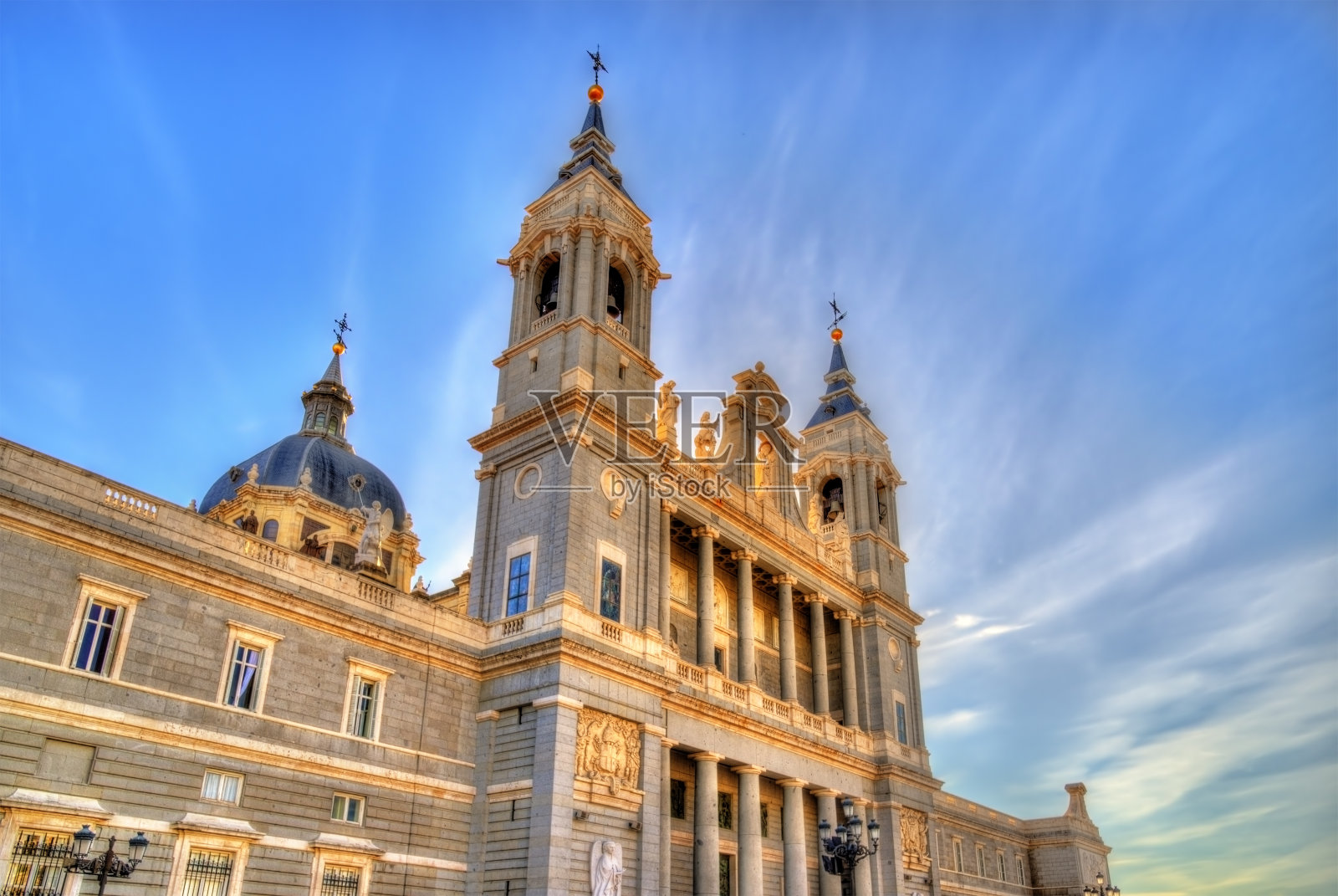 西班牙马德里的阿尔慕德娜大教堂照片摄影图片