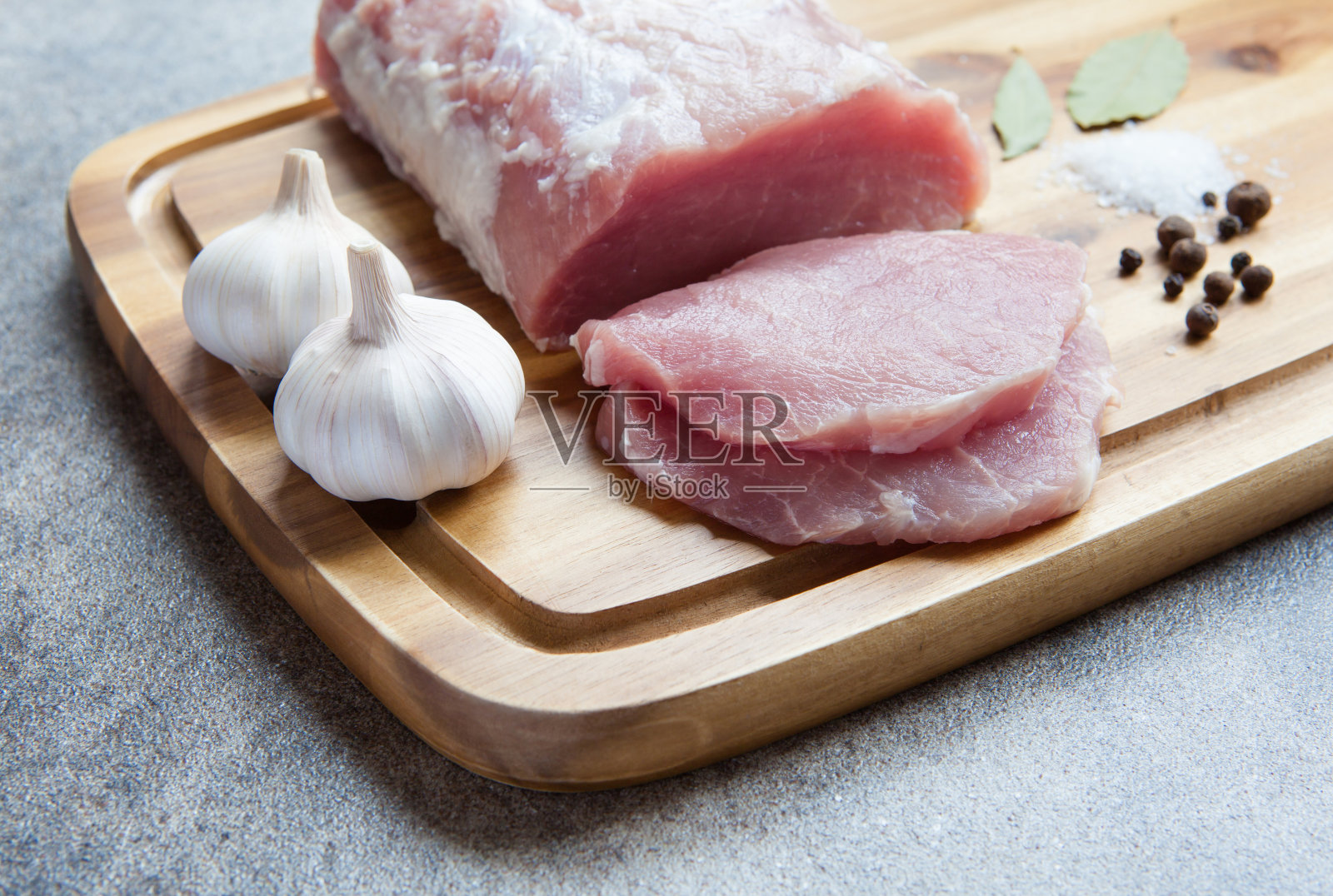 生肉放在木砧板上照片摄影图片