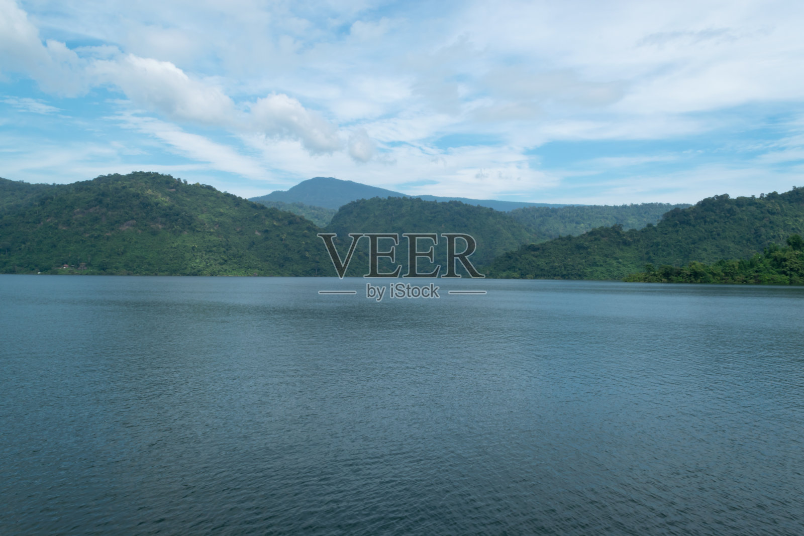 泰国Khundan Prakarnchon大坝的天空和山景。照片摄影图片