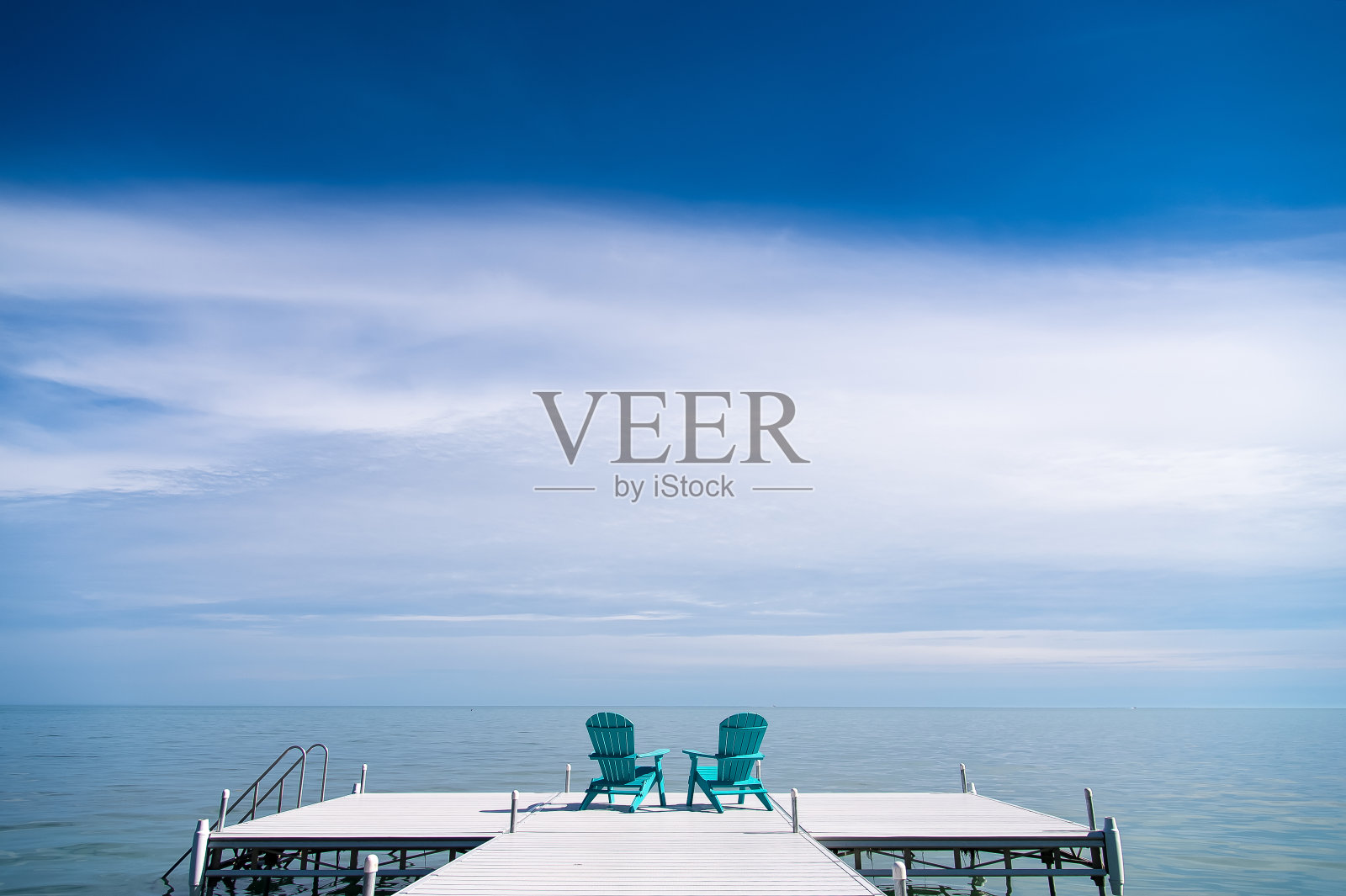 大天空码头上的两把阿迪朗达克椅子照片摄影图片