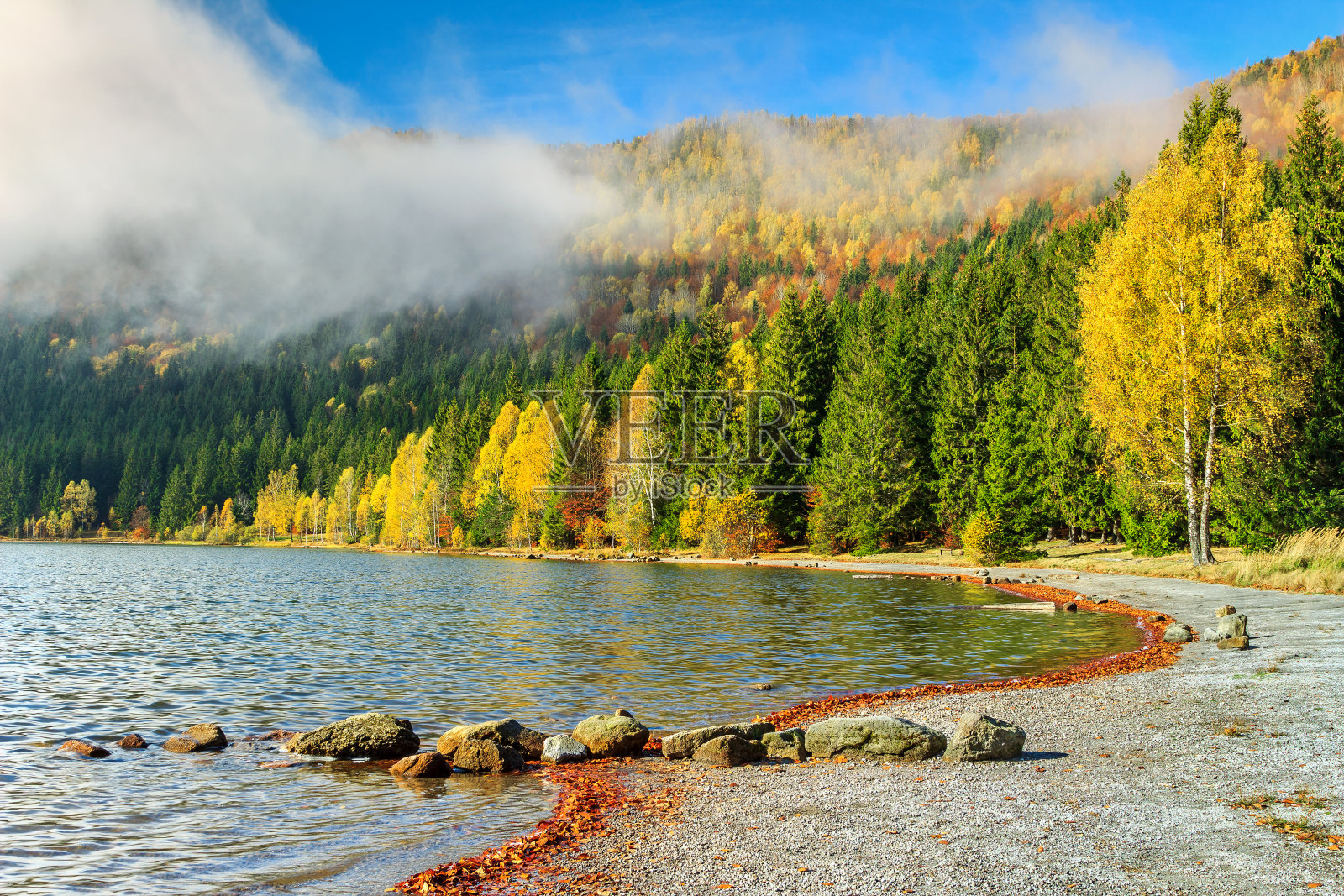 壮观的雾蒙蒙的秋天风景与圣安娜湖，特兰西瓦尼亚，罗马尼亚照片摄影图片