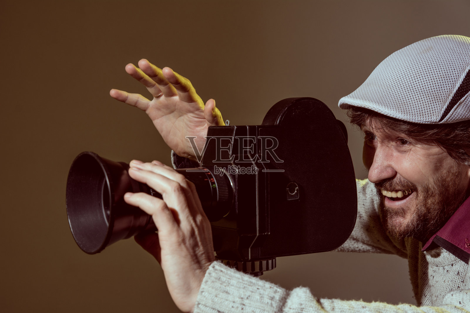 一个留着胡子的快乐男人的肖像可以拍成电影照片摄影图片