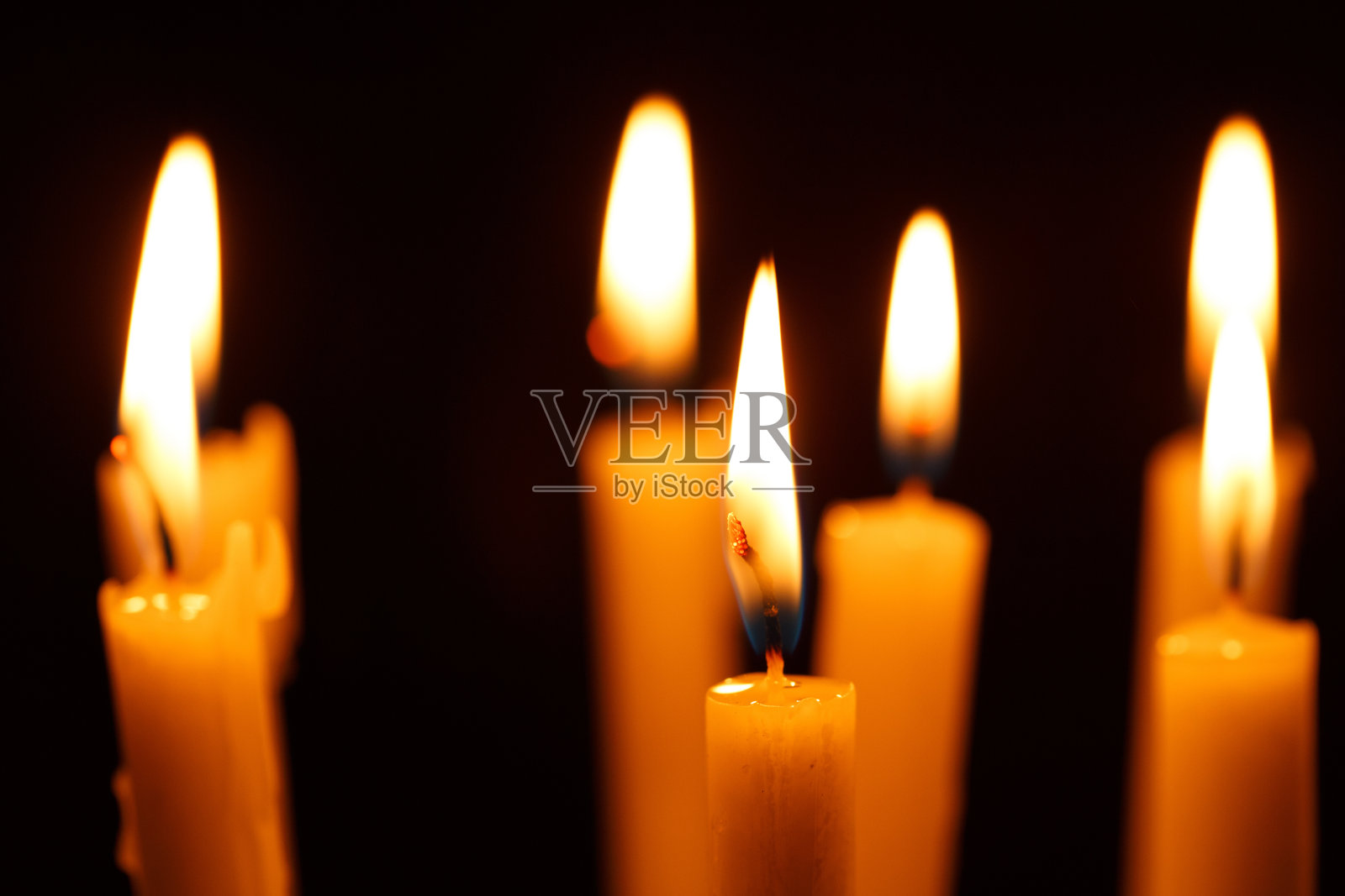 许多燃烧的蜡烛照片摄影图片