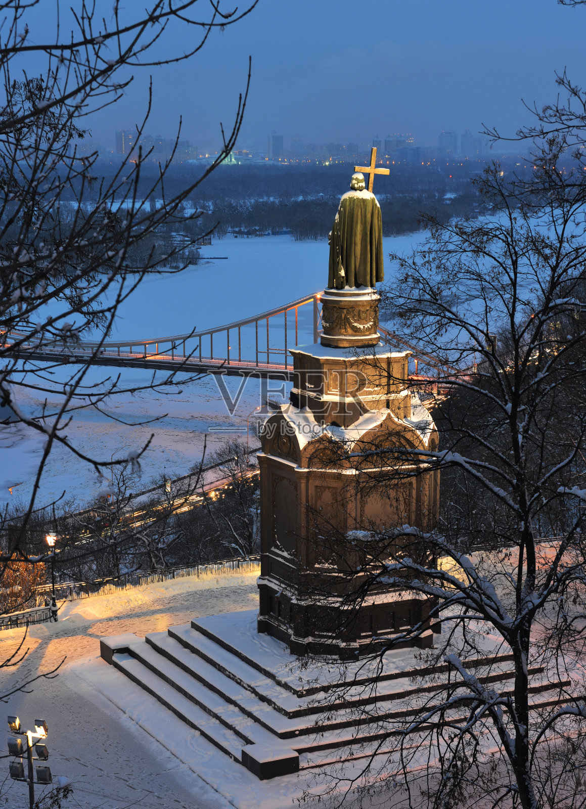 圣弗拉基米尔纪念碑夜景照片摄影图片