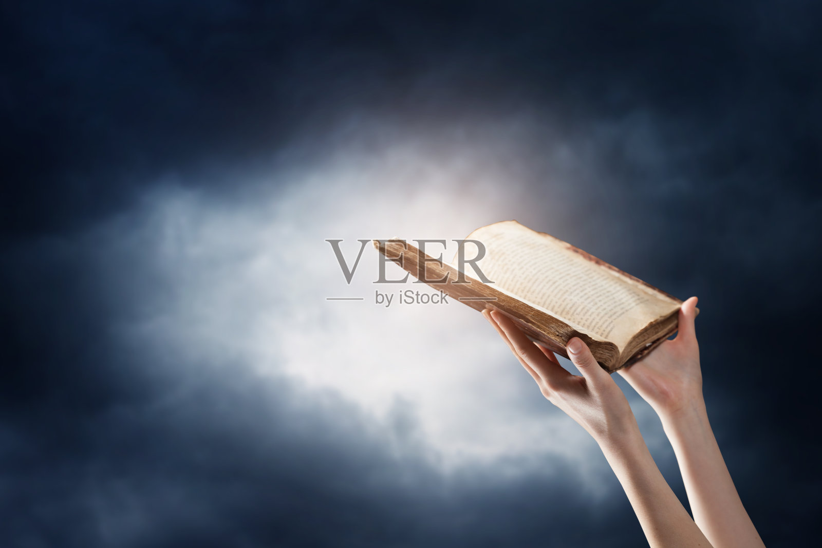 手读一本书照片摄影图片