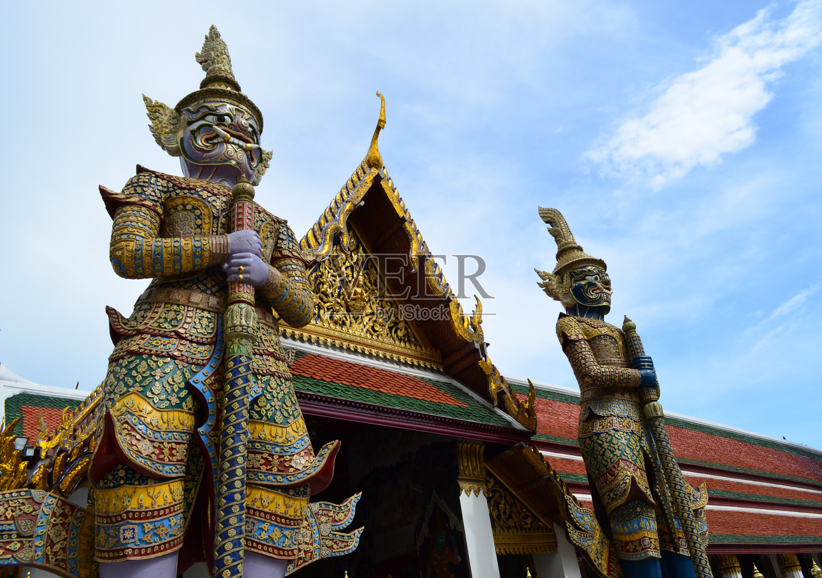 站在两个巨人的一边照片摄影图片