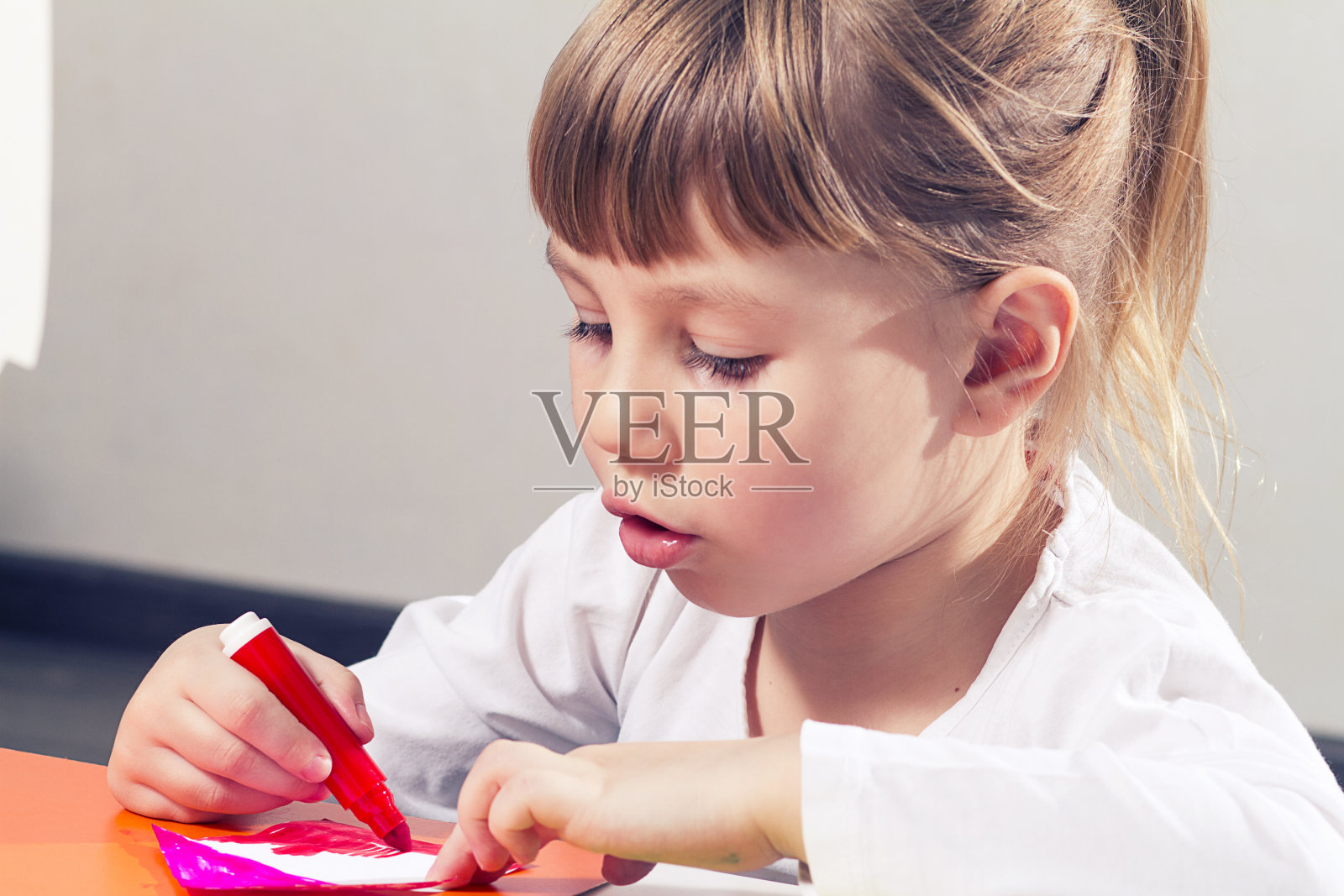 漂亮的小女孩画毛笔照片摄影图片