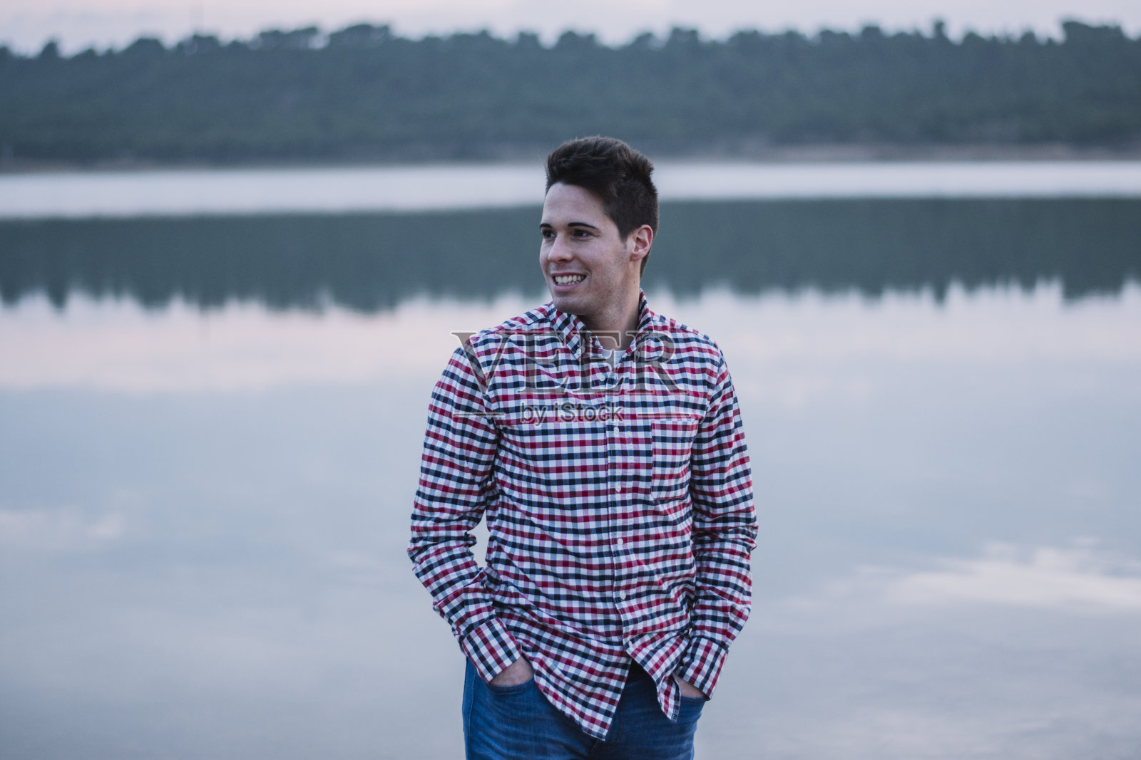 年轻人微笑着照片摄影图片