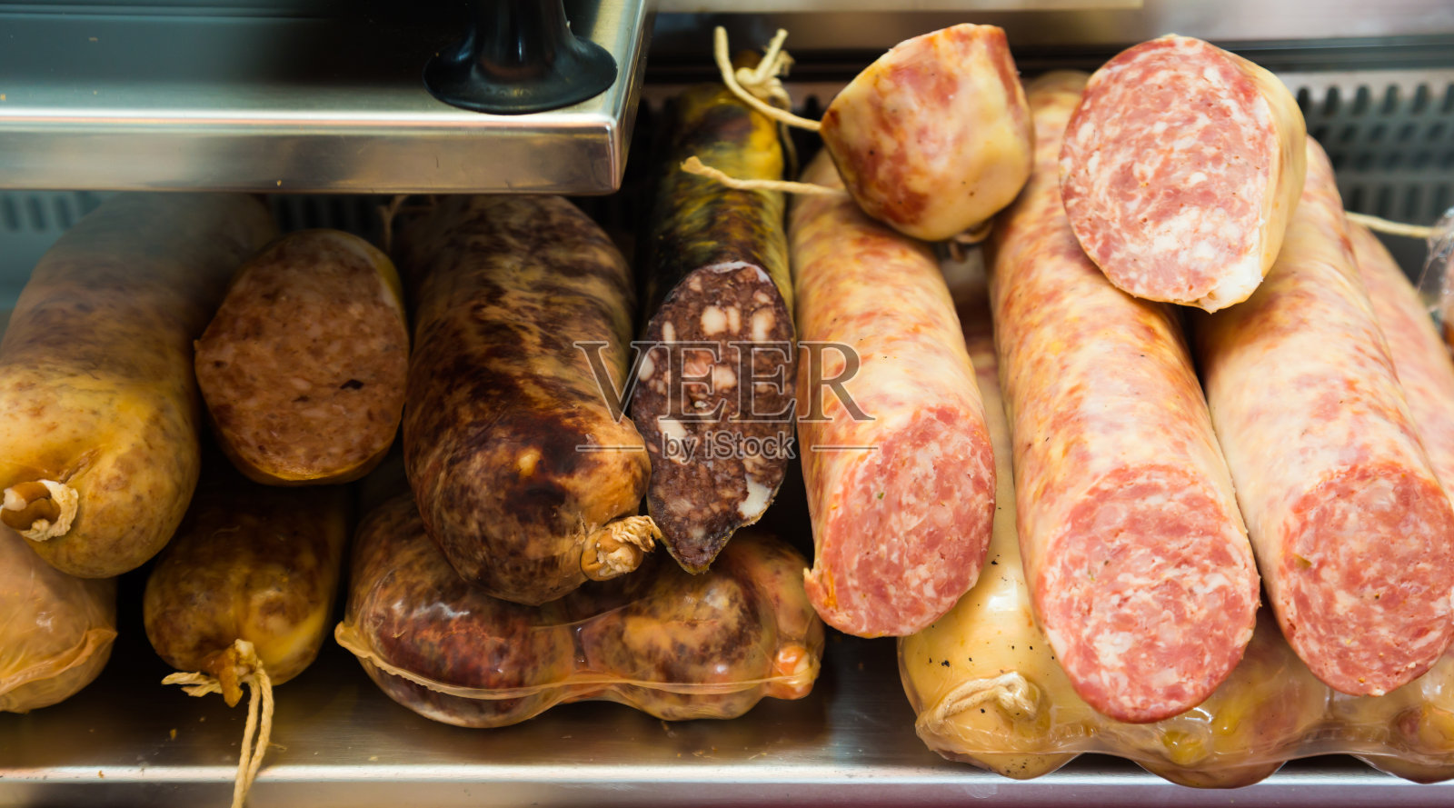 柜台上的烟熏香肠照片摄影图片