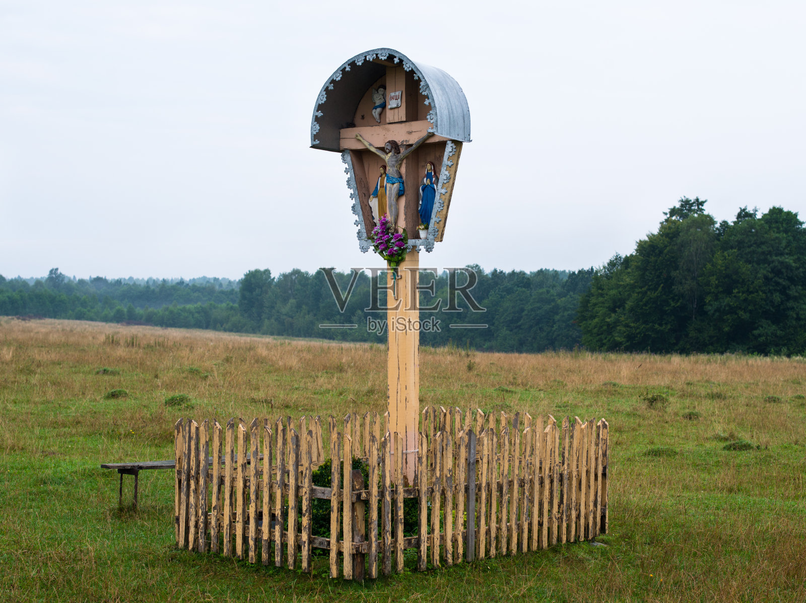 喀尔巴阡古老的木制十字架照片摄影图片