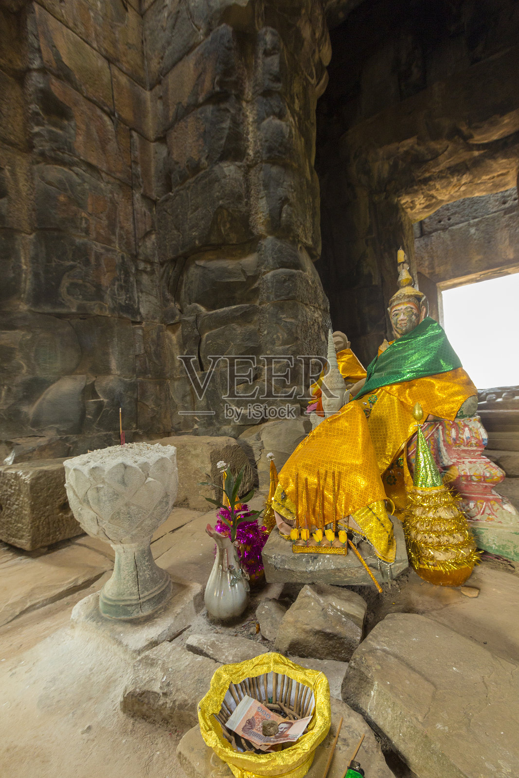 柬埔寨塔普罗姆寺内部的香照片摄影图片