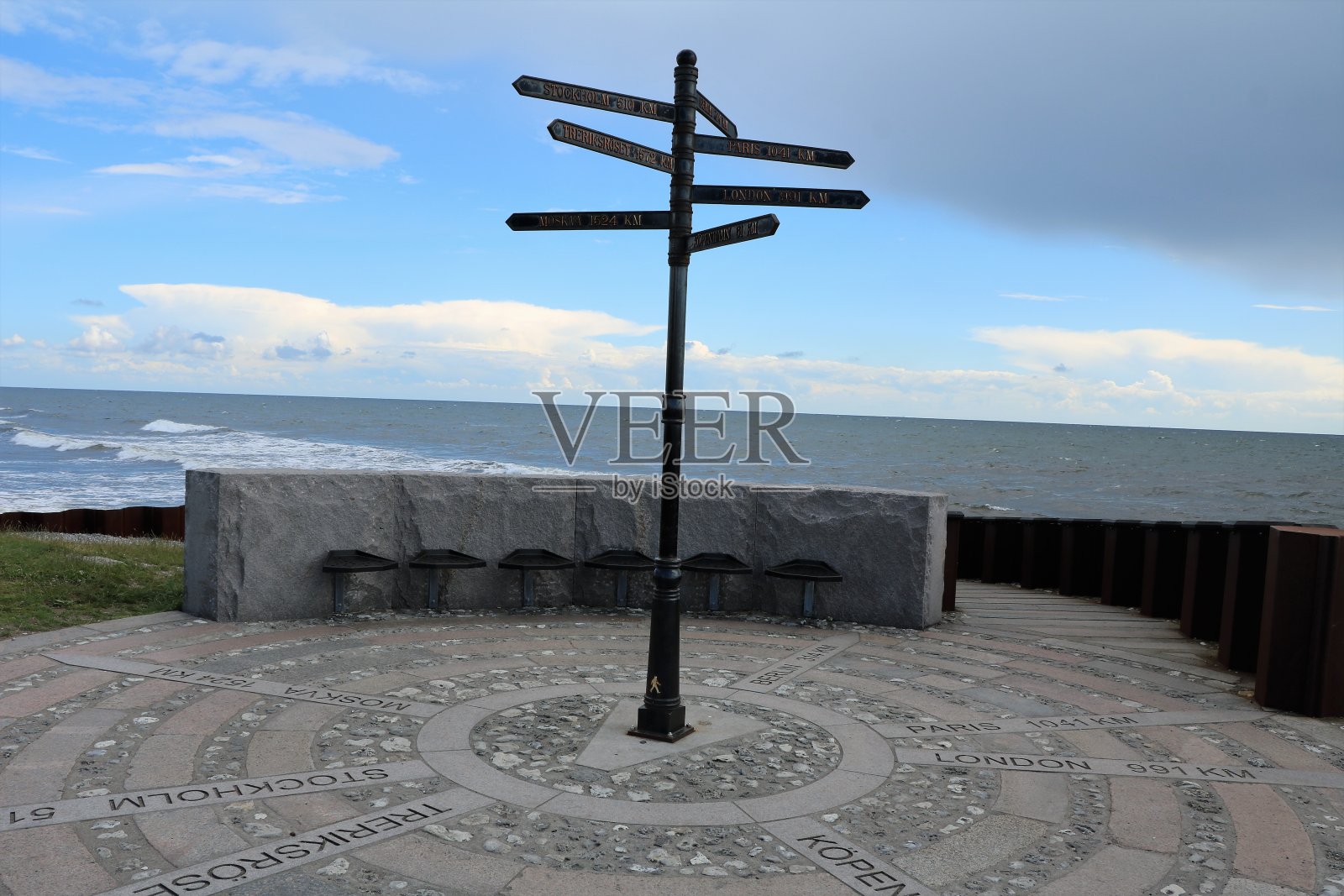 在瑞典最南端的斯迈格胡克，通往首都城市的路标照片摄影图片