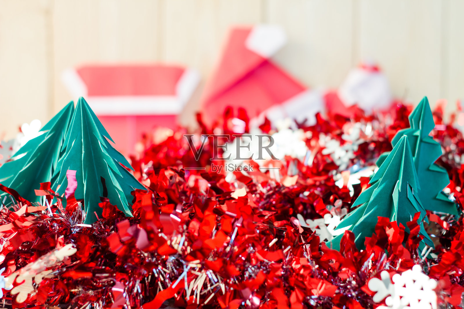 圣诞概念纸工艺木地板，选择性焦点，照片摄影图片