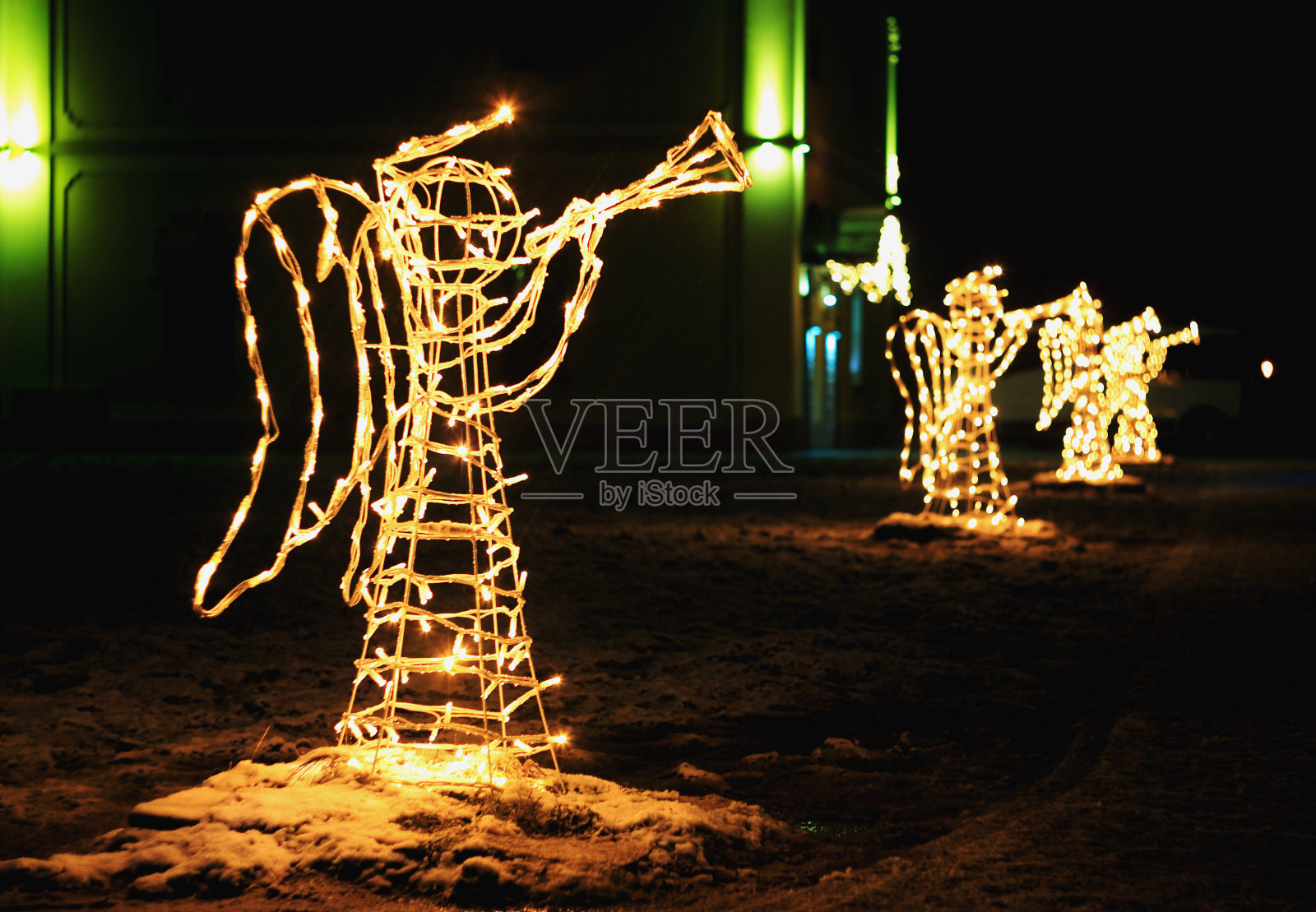 圣诞期间吹着小号的天使的形状照片摄影图片