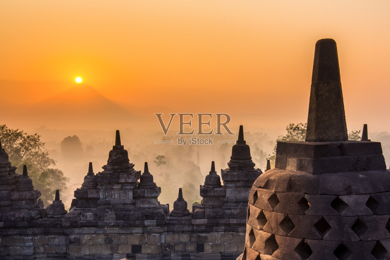 印度尼西亚爪哇岛日惹婆罗浮屠寺。照片摄影图片