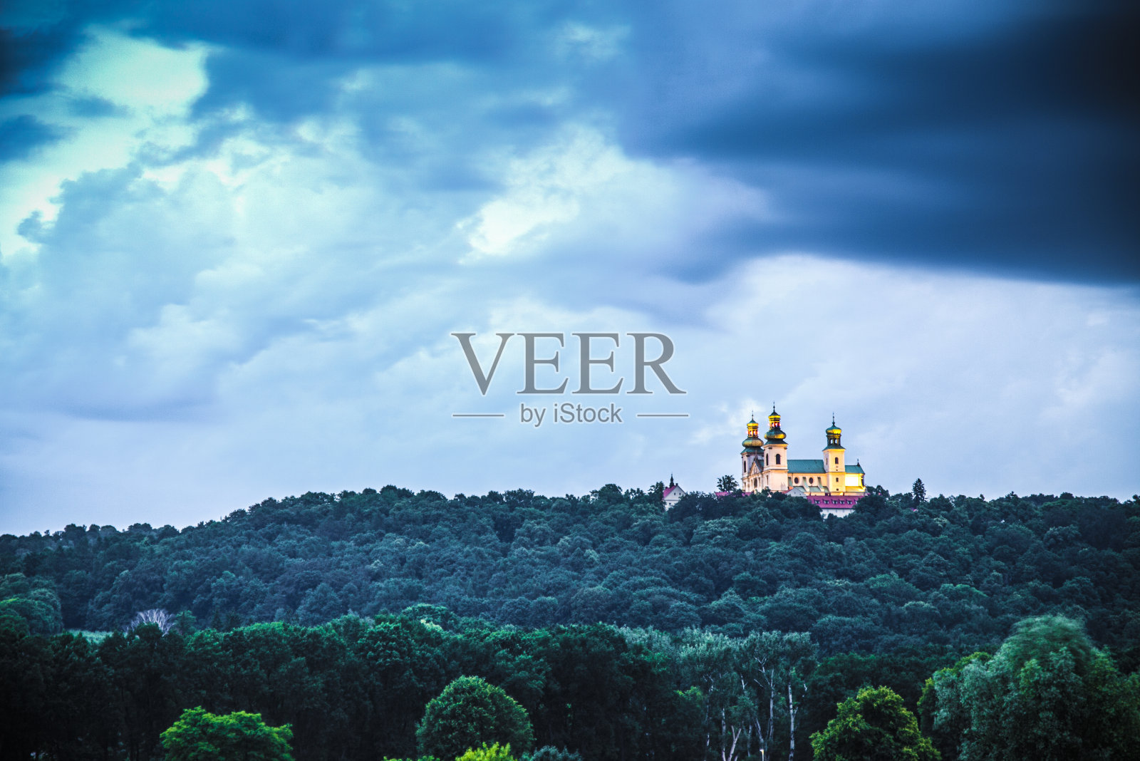 山上的教堂照片摄影图片