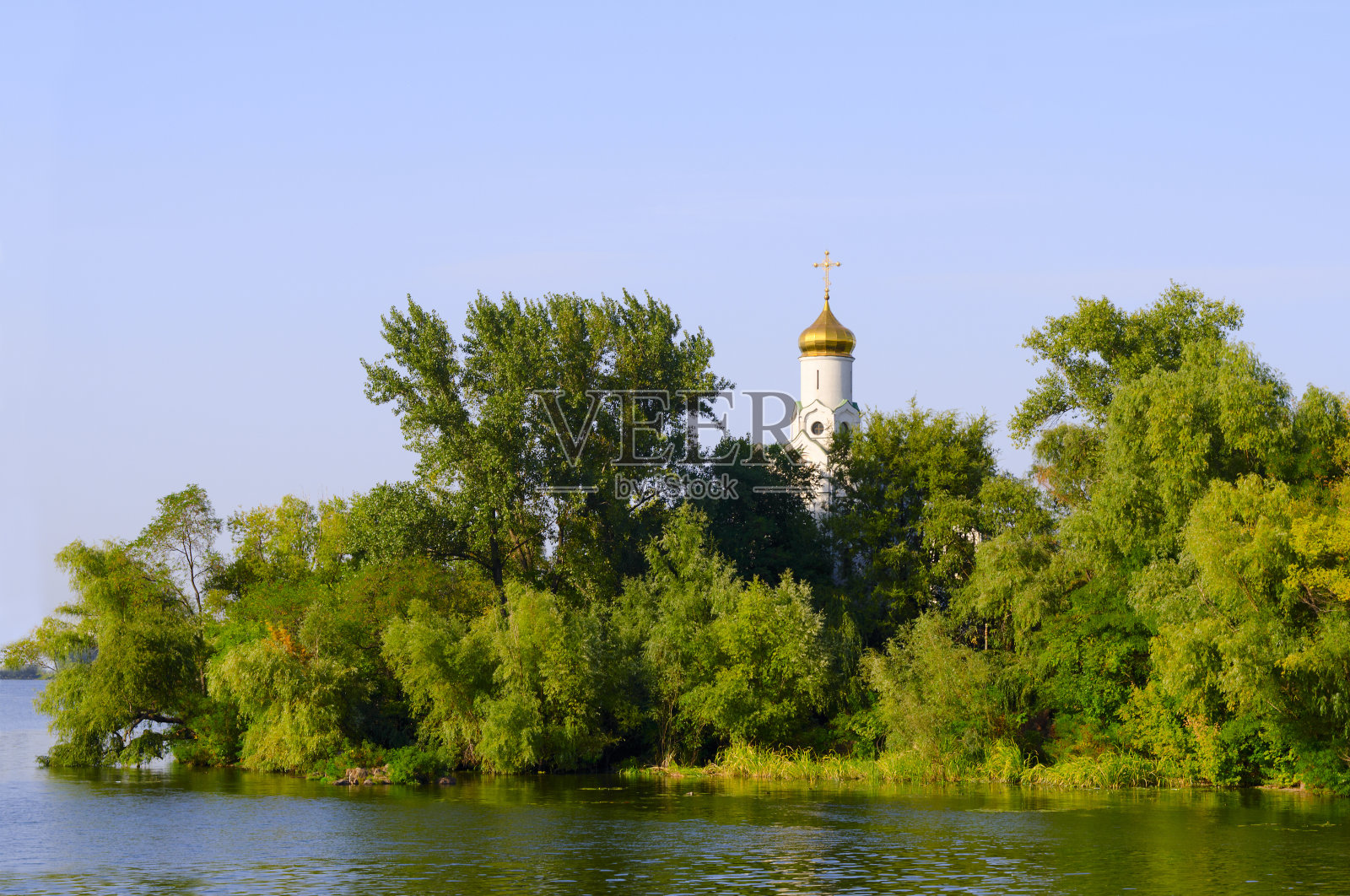 河边树上的教堂照片摄影图片