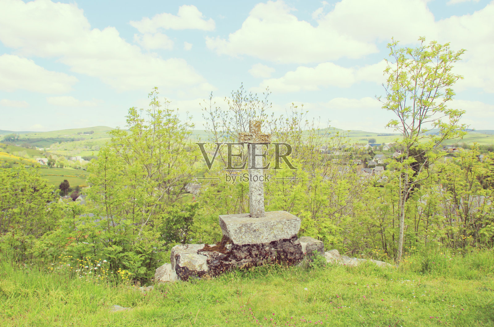 在小山上过马路。照片摄影图片