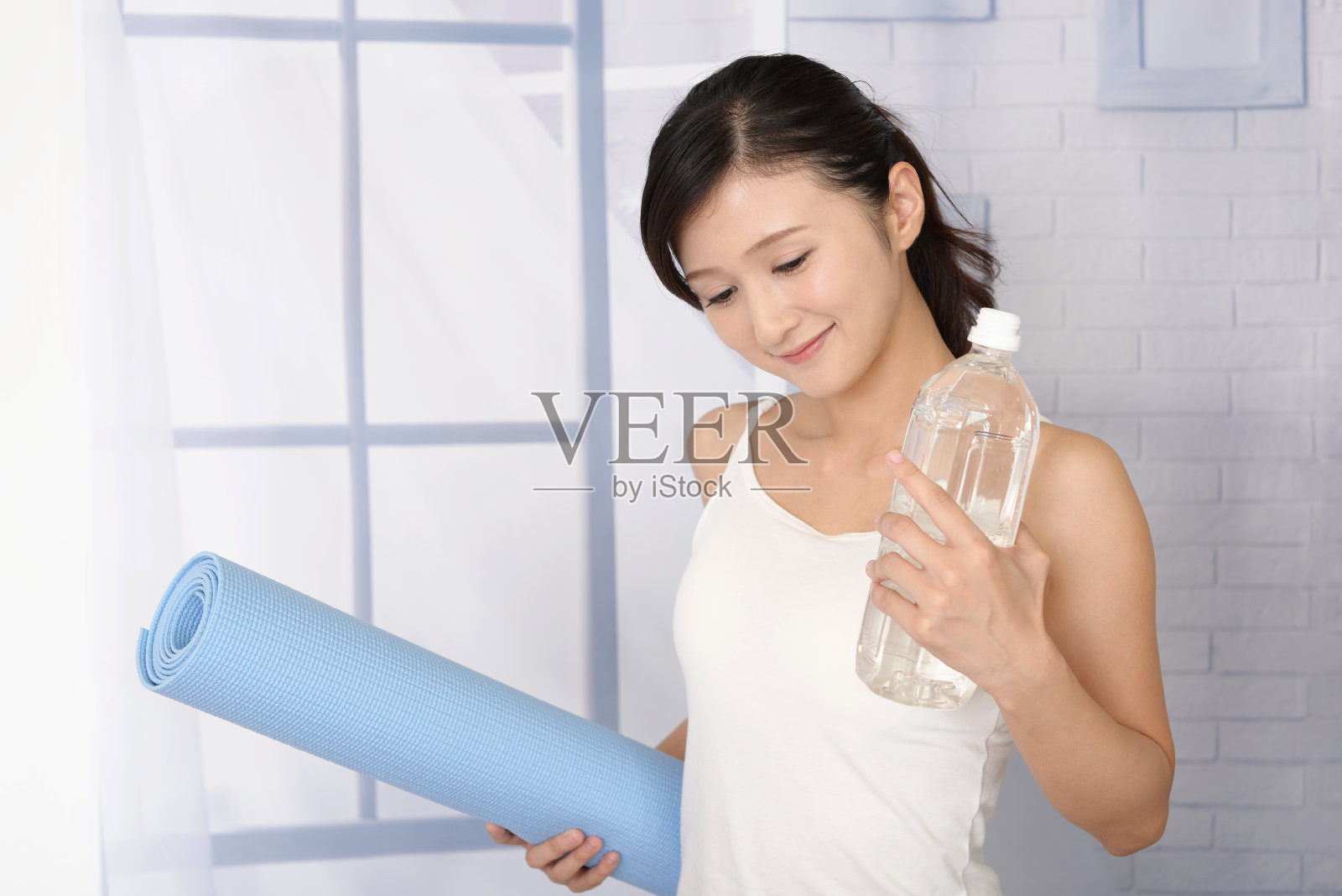 放松的年轻女子照片摄影图片