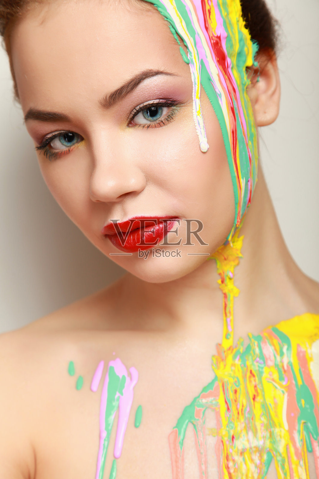 绘有许多鲜艳色彩的美丽女子。照片摄影图片