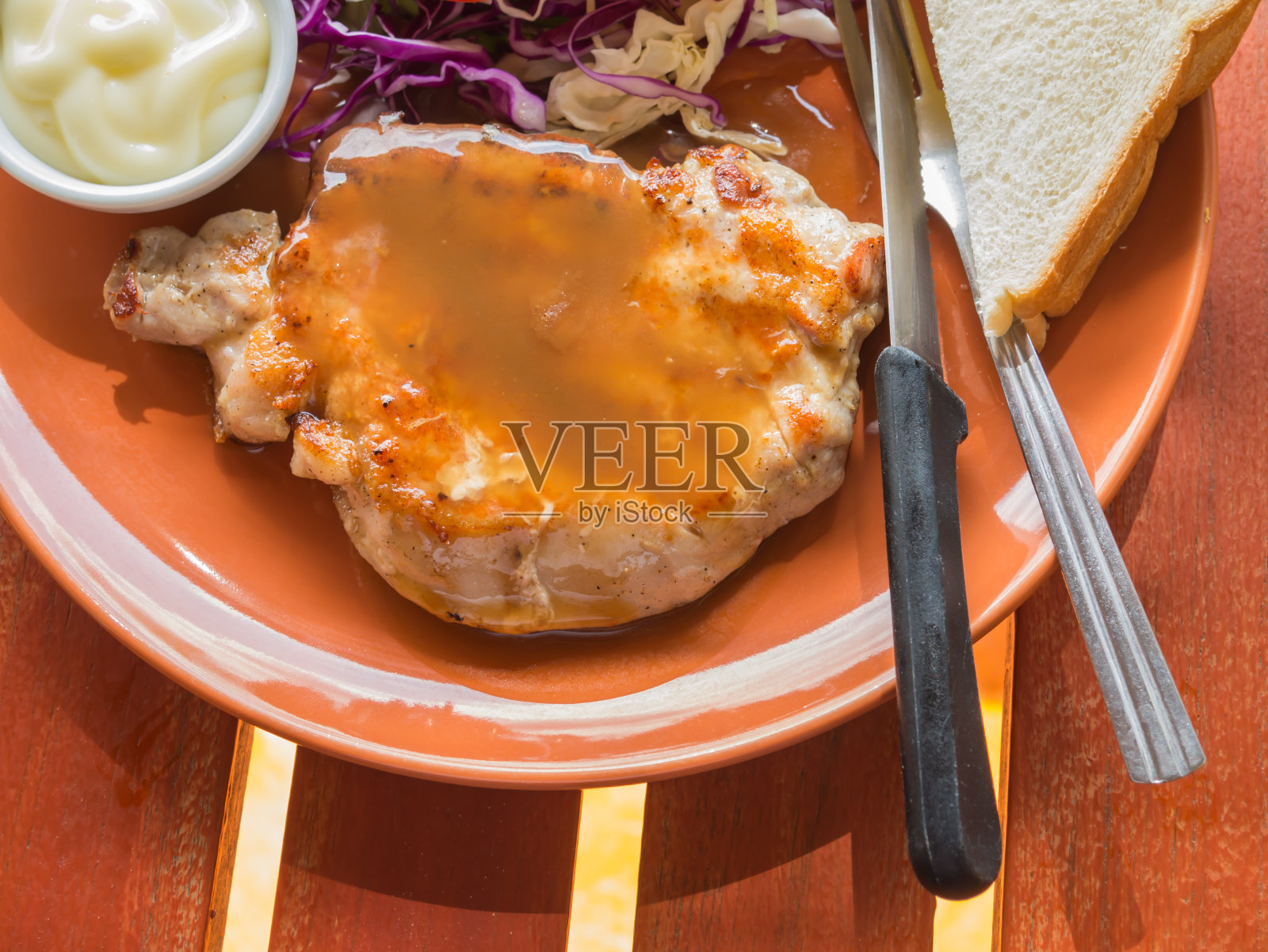 烤牛排和蔬菜沙拉照片摄影图片