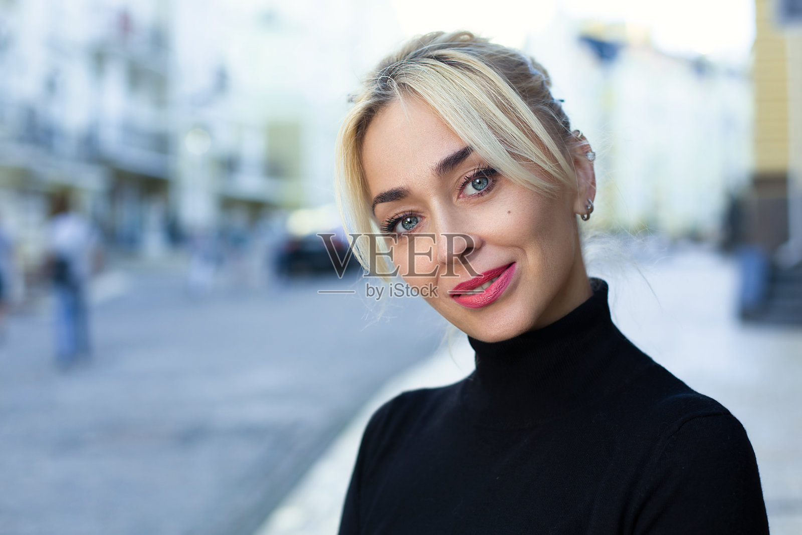 美丽的金发女人的傍晚肖像照片摄影图片