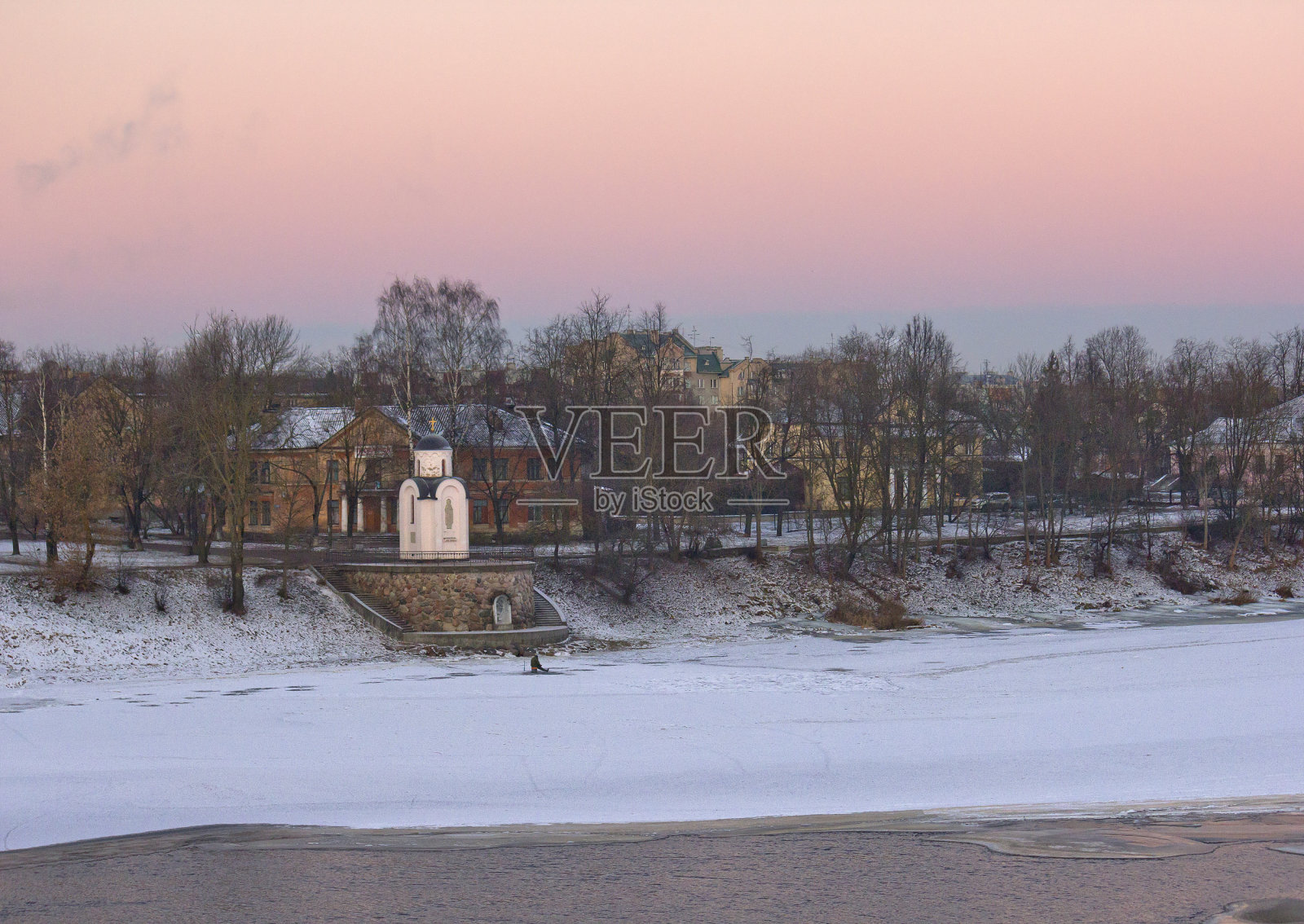 俄罗斯普斯科夫河对岸的圣奥尔加纪念教堂照片摄影图片