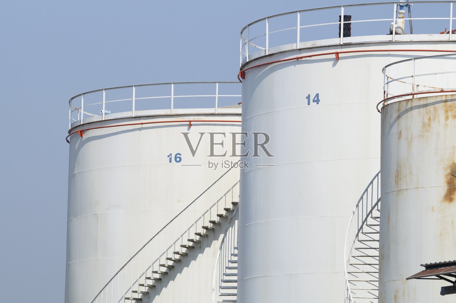 带铁楼梯的坦克场的白色坦克的细节照片摄影图片