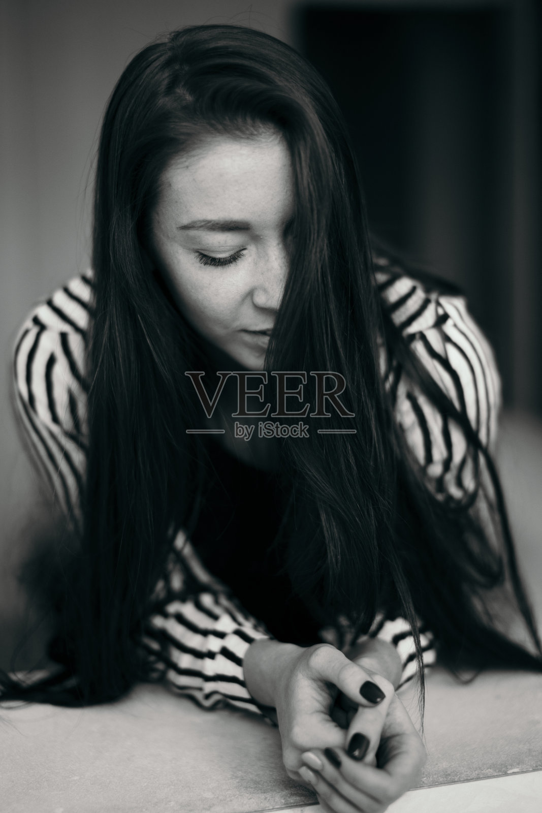 黑白肖像的美丽时尚的女人照片摄影图片