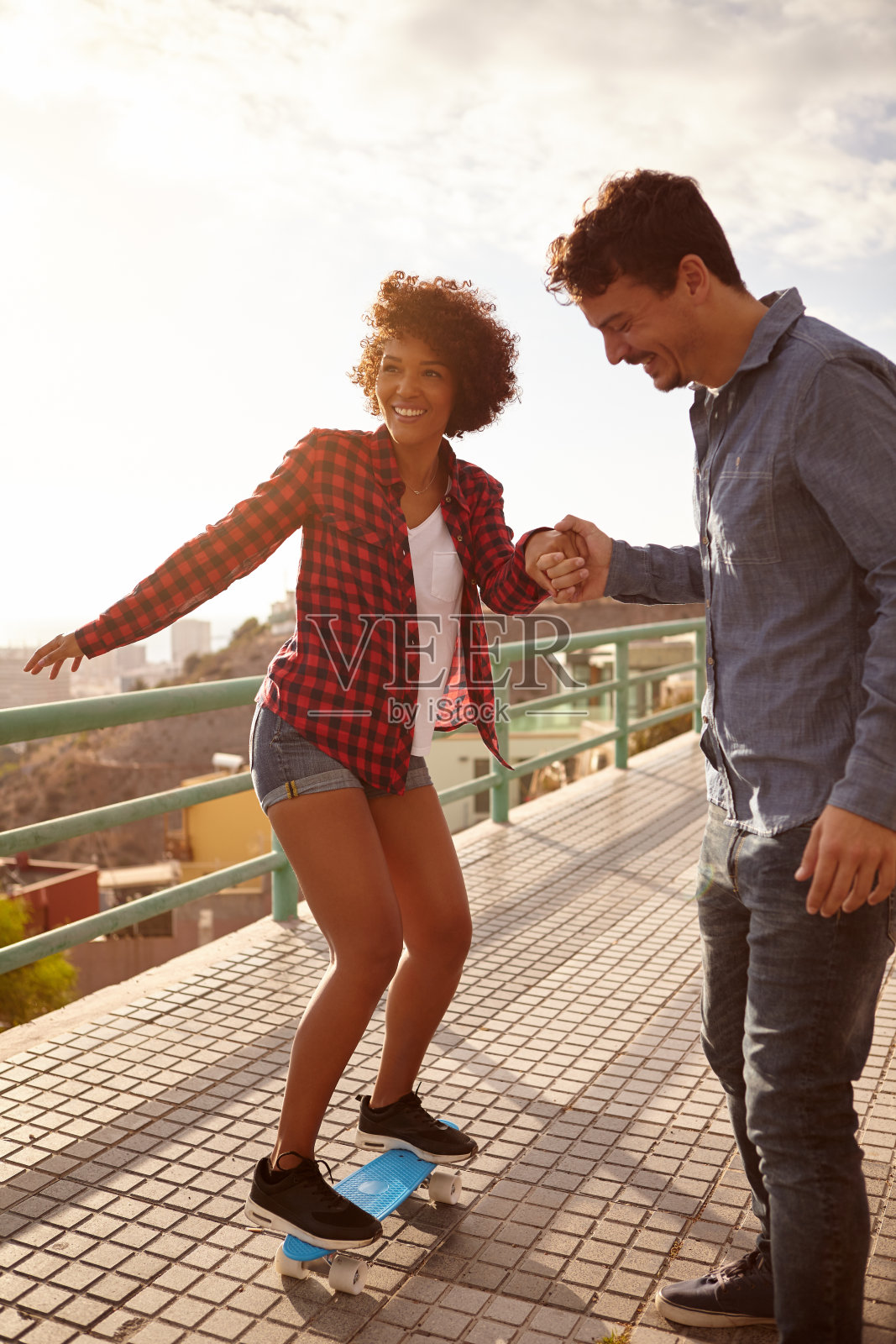 边学滑板边笑照片摄影图片