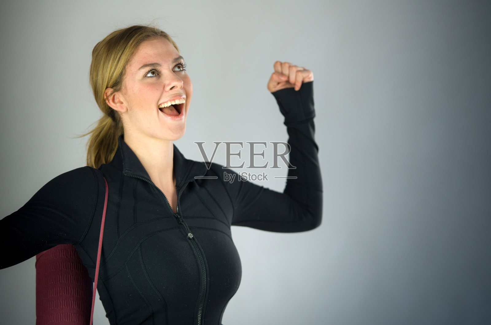 女模特有吸引力的女人在plein背景与复制空间照片摄影图片