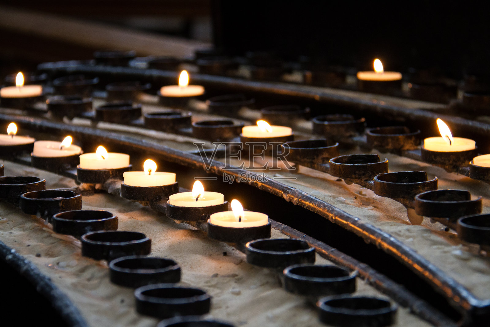 点燃一只蜡烛照片摄影图片